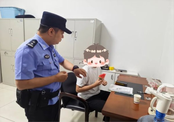 凤凰彩票(中国)官方网站 高考前考生家里停电, 派出所成了他的“备考加油站”, 昂然考警校