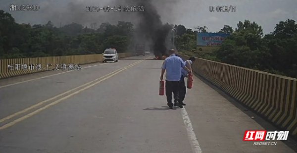 凤凰彩票(中国)官方网站 桂阳县：路遇私家车生气 公交司机秒变“消防员”