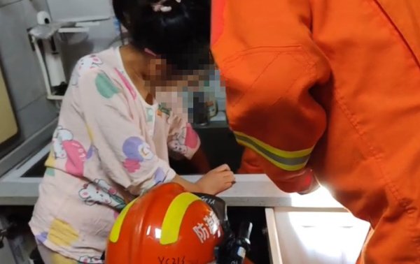 凤凰彩票中国官网入口 家里这个场地利如刀片！别让这条红痕出当今你家娃身上