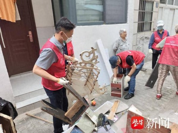 凤凰彩票中国官网入口 “江苏好东说念主”助力环境治理，提高背街冷巷安全