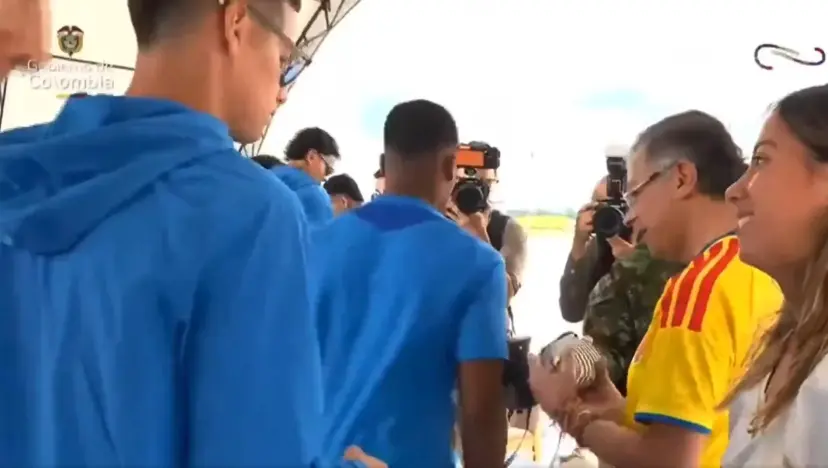 凤凰彩票中国官网入口 J罗拒与总统儿子合影引争议, 被批场下耍大牌, 场上是怯夫