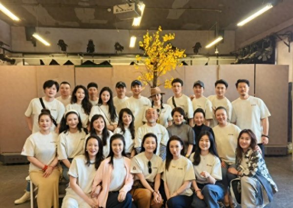 凤凰彩票中国官网入口 刘亦菲现身北电同学约会, 时隔二十多年同框合照, 颜值断层出圈